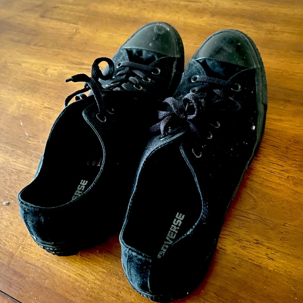 Black low top converse